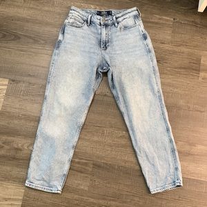 Holister Curvy High-Rise mom jeans